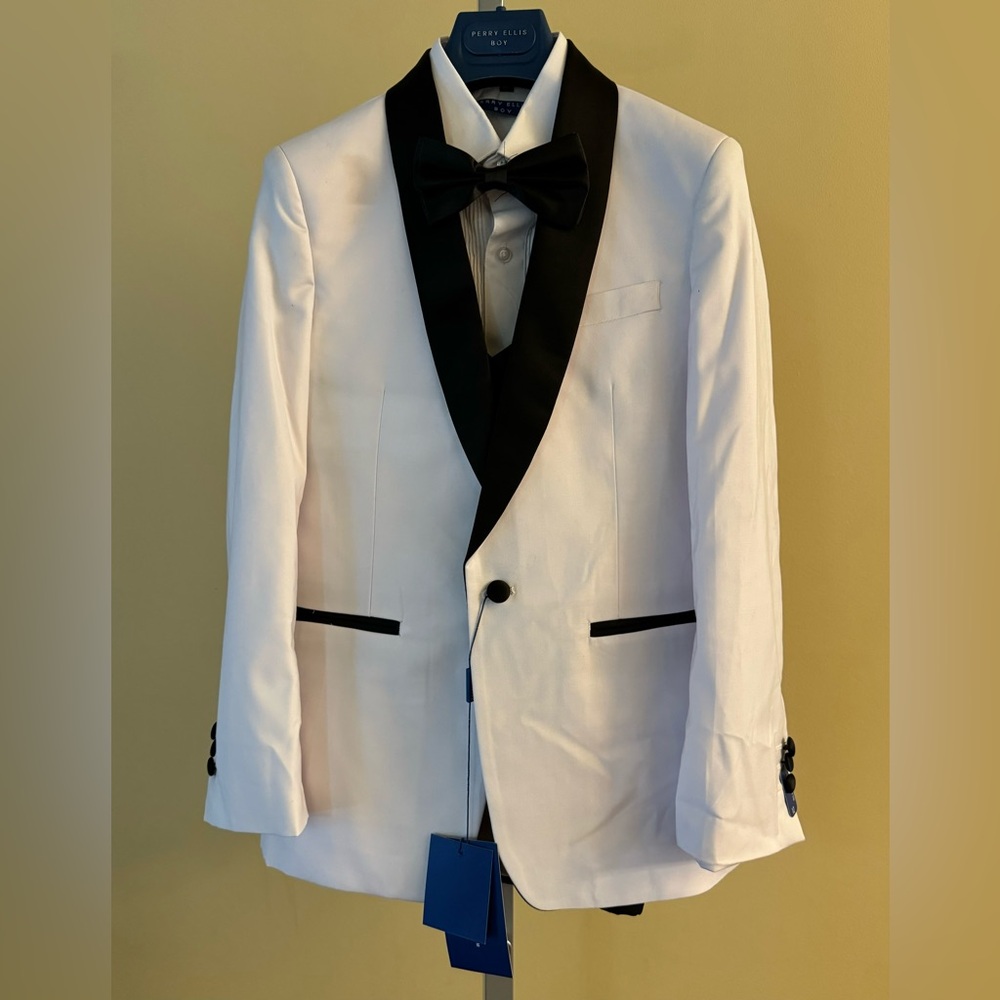 Perry Ellis
Big Boy's 5-Piece Slim Fit Shawl Tuxedo Set Size 12 NWT - Picture 4 of 6